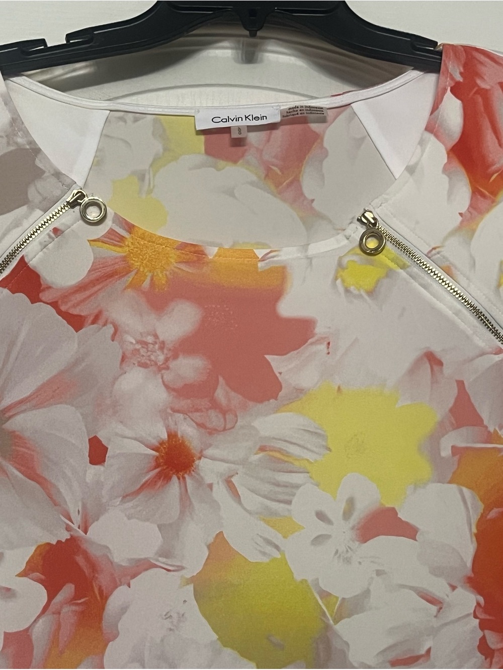 Calvin Klein Floral Zip-Front Accent Cap Sleeve Top in Coral, Yellow & Gray - Picture 4 of 5